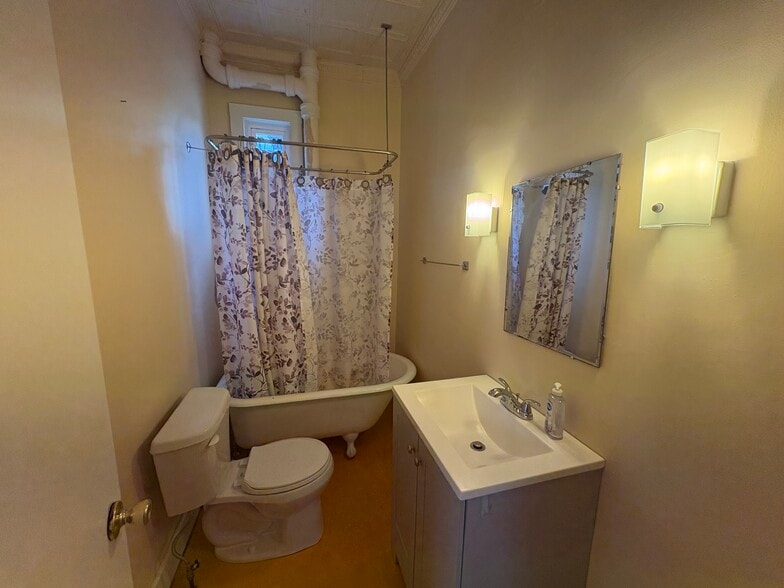 Building Photo - 165 Church St