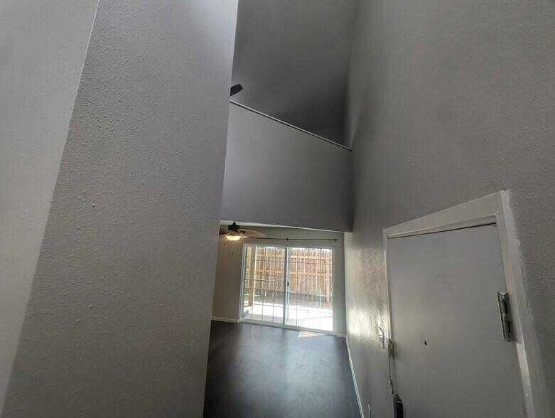 Building Photo - 1802 Potomac Pl