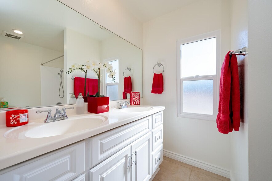 Dual vanities - 30747 Calle Chueca