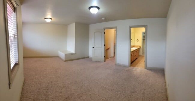 Building Photo - 3 bed, 2.5 bath townhome w/attached 2 car ...