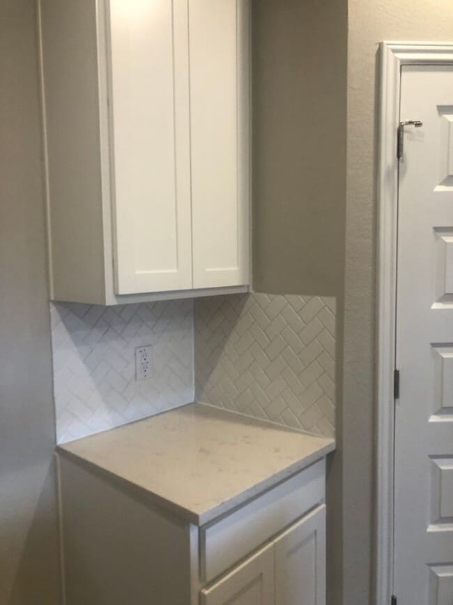 Building Photo - -=Available April 2026=-  4BR/2BA w/ Fenced Yard + Covered Parking in Hutto, TX