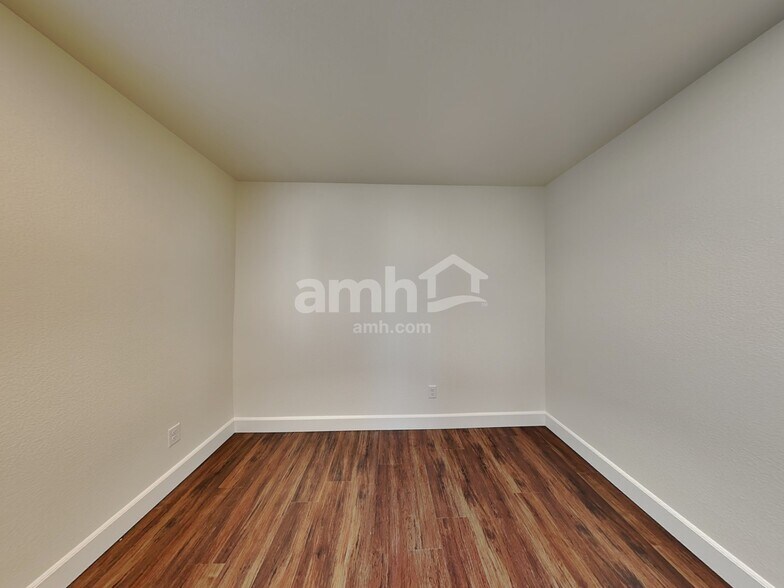 Building Photo - 836 Longwood Gdns St