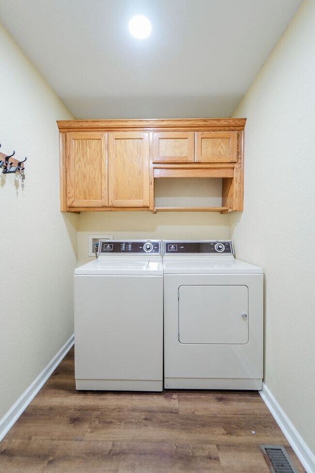 Building Photo - Charming 3 bedroom, 2 bathroom located in the picturesque Hot Springs Village