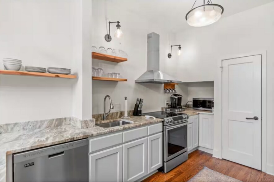 Building Photo - 29 S Front St