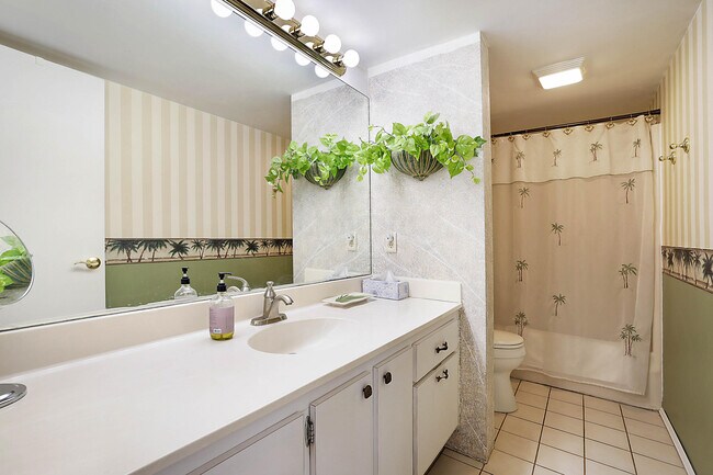 Building Photo - 825 Center St