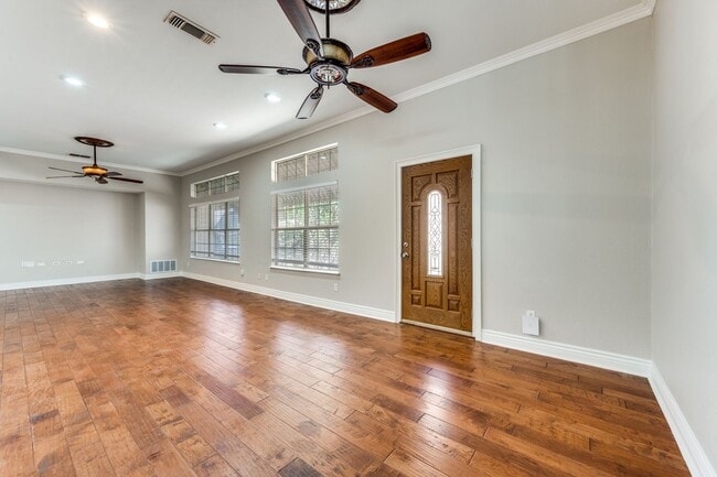 Building Photo - Absolutely Stunning!