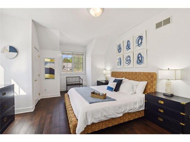 Building Photo - 3115 N Shore Dr