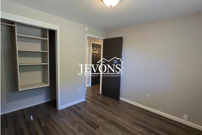 Building Photo - Spacious 3BD/2BA Yakima Home w/ Fireplace, Fenced Yard & 2-Car Garage – $500 Move-In Special