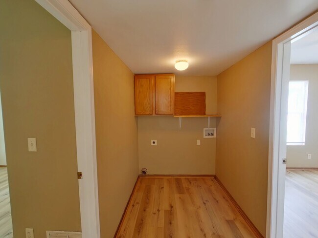 Building Photo - 609 S Mt Carmel St