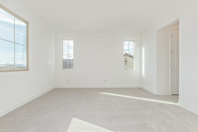 Building Photo - 713 W Longwood Dr