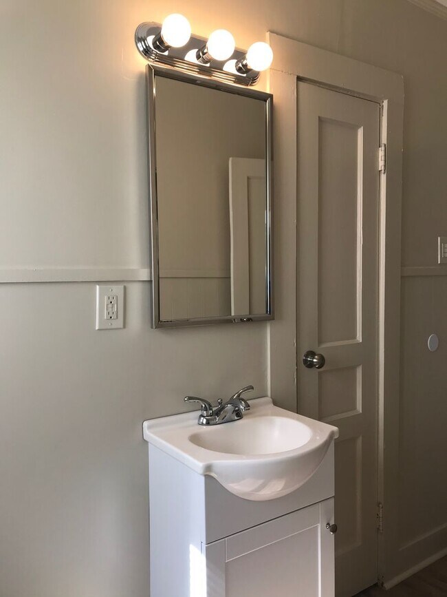 Building Photo - 2 bedroom 1 bath home for lease
