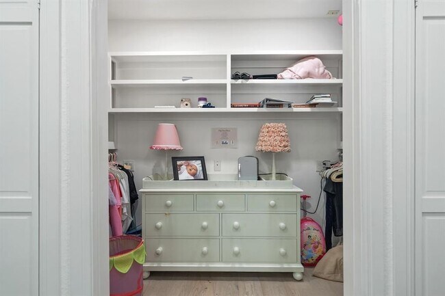 Building Photo - 1703 Meadowbrook Dr