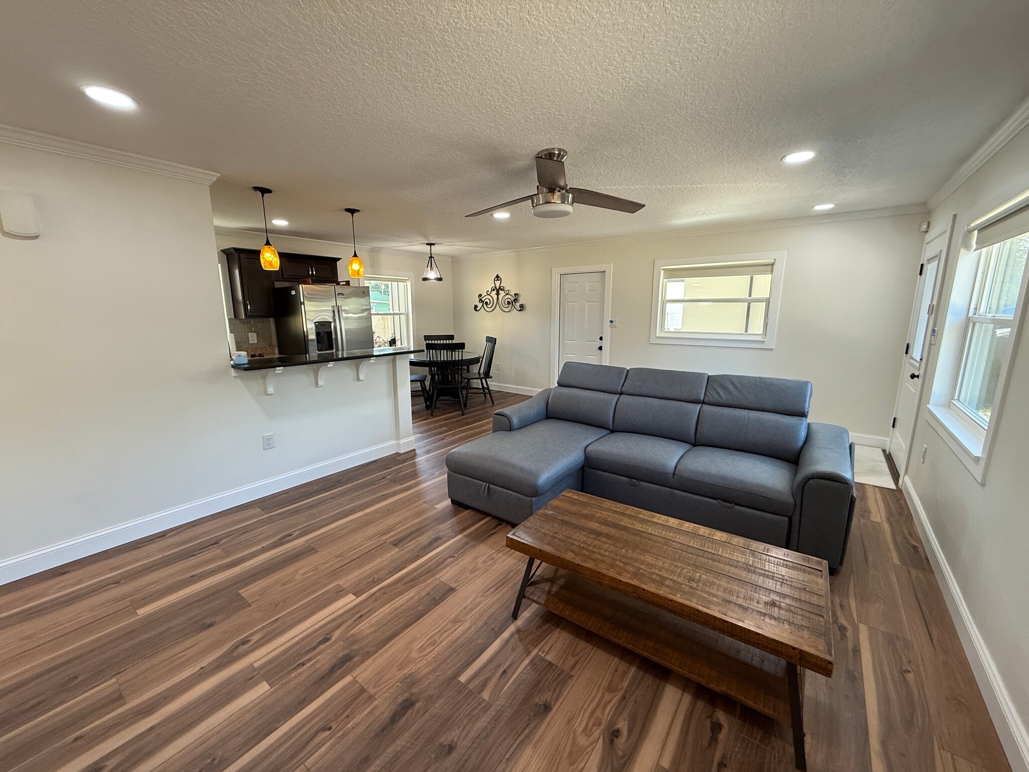 Building Photo - 709 Suzette Dr