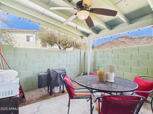 Building Photo - 733 E Cochise Dr