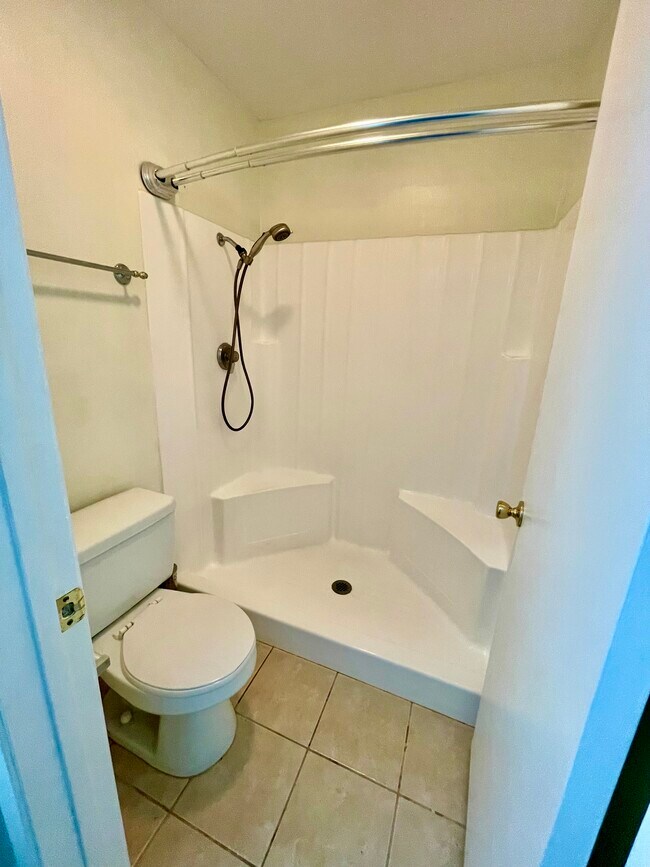 Primary ensuite bathroom - 4904 Maytime Ln
