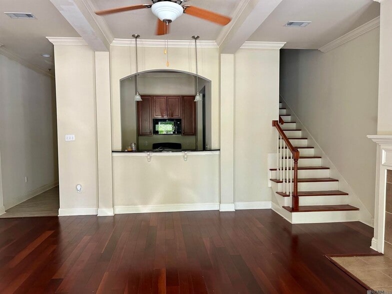 Building Photo - 2137 S Commerce Ave