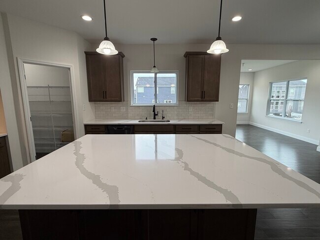 Building Photo - 156 Far Meadow Dr