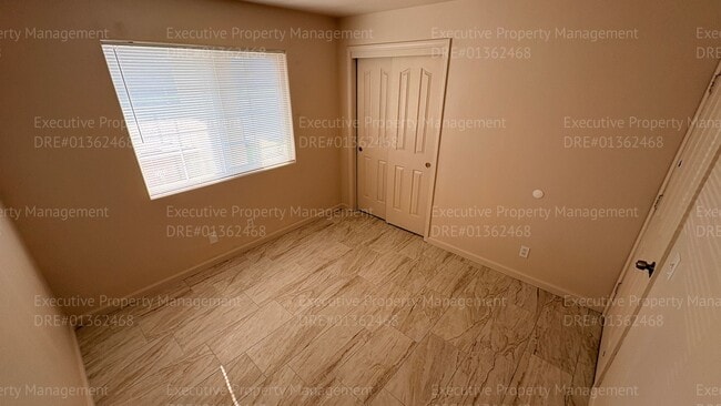 Building Photo - 3 bedroom/ 2 bathroom apartment