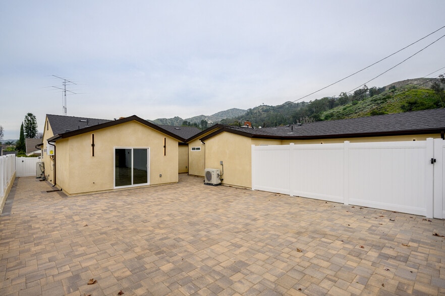 Building Photo - 918 University Ave