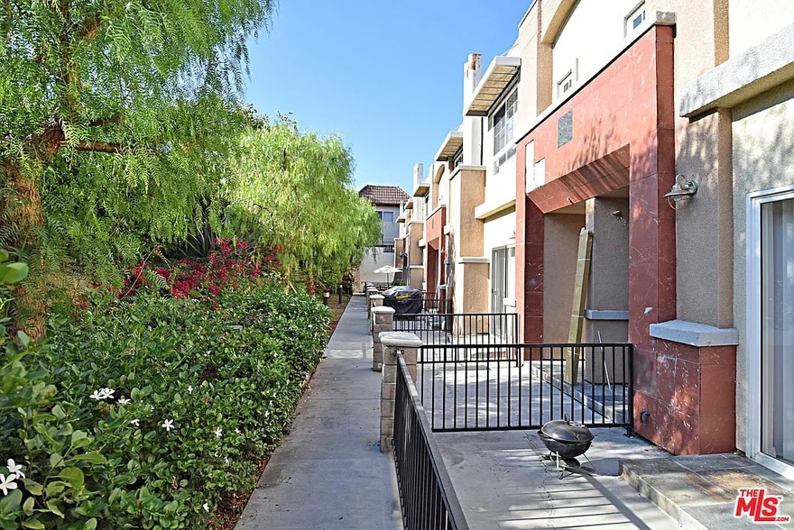 Building Photo - 532 N Mariposa Ave