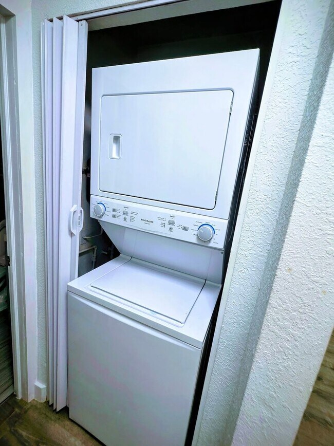 Building Photo - LC 13:22-24 SW 10th St