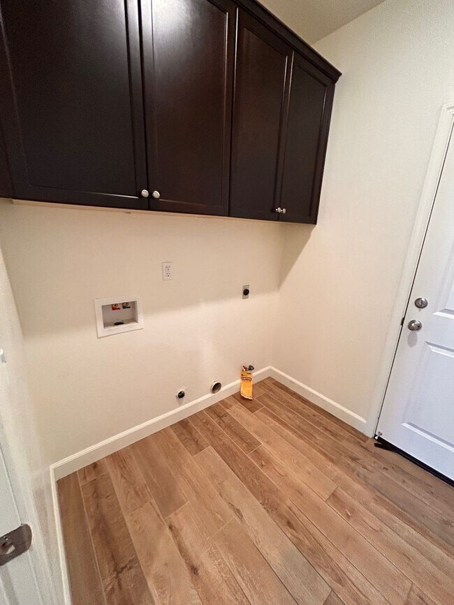 Building Photo - Beautiful home for rent in gated community in Visalia