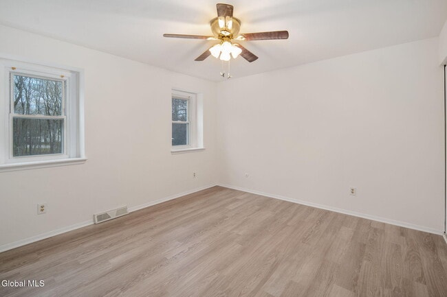 Building Photo - 4 Sugarbush Rd