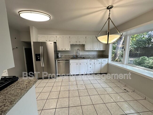 Building Photo - 1458 Greenwood Dr NE