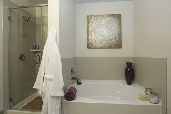 Building Photo - Sleek, Stylish, $1,000 Off