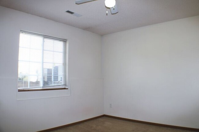 Building Photo - $1,125 | 2 Bedroom, 1 Bathroom 2nd Floor C...