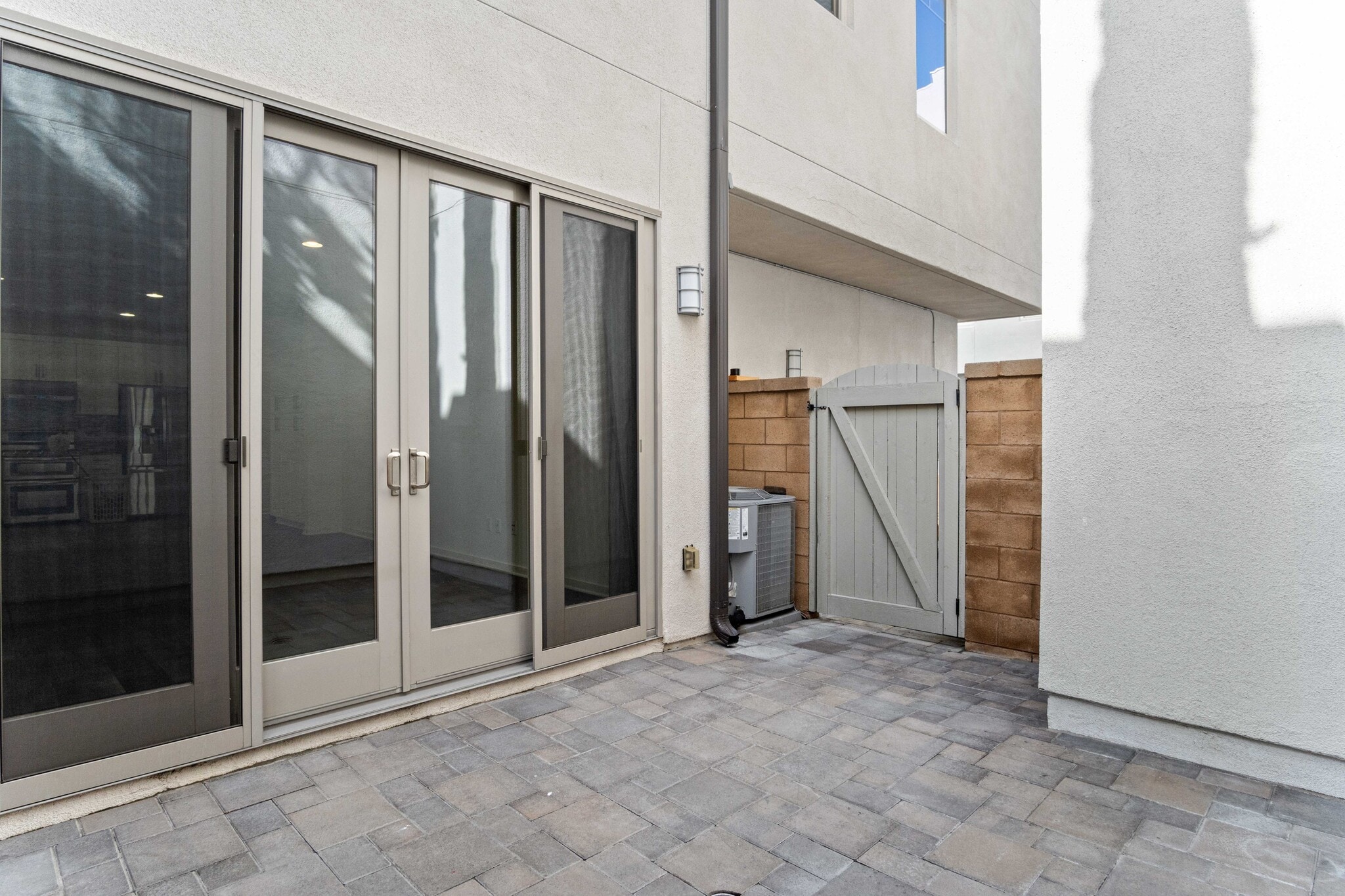 Building Photo - 5533 Palm Dr