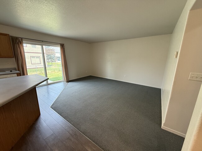Building Photo - 913 Cardinal Dr