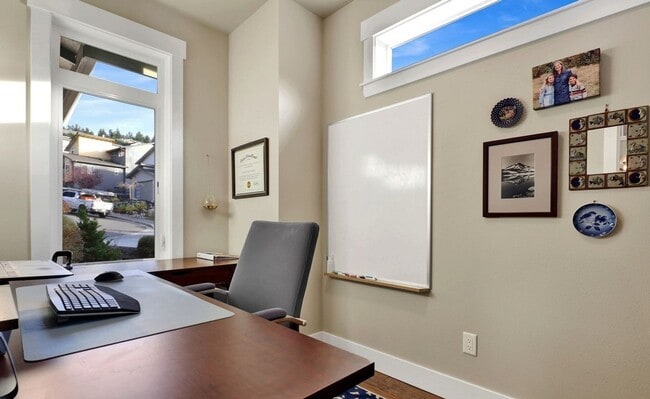 Building Photo - Beautiful Custom 4-bedroom 2.5 bath home. Barkley Neighborhood!