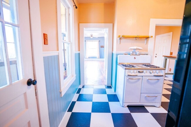 Building Photo - Charming 3-Bedroom Victorian Home in the H...