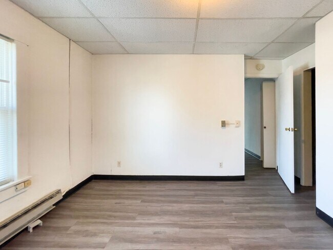Building Photo - Charming 1-Bedroom Apartment Near Ball Sta...