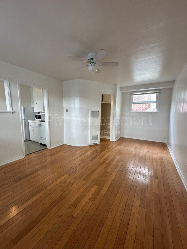 Building Photo - 1737 N Sycamore Ave