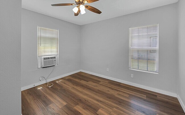 Building Photo - Updated 2 Bedroom Rental with Large Backyard
