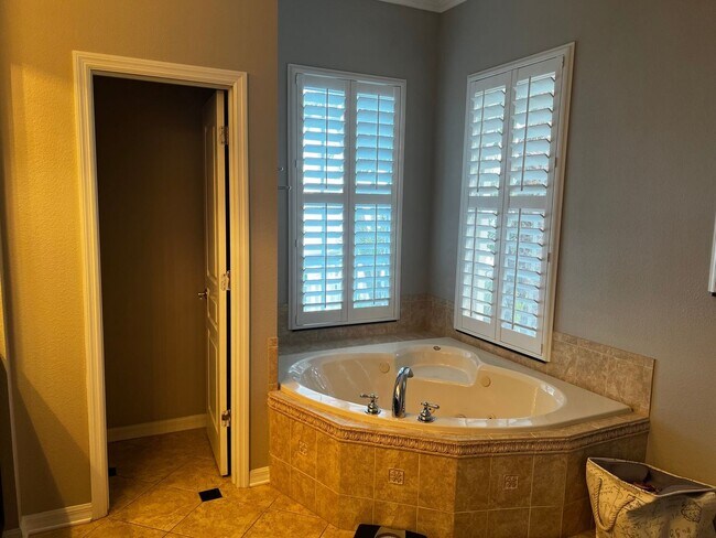 Building Photo - 6 Bedroom Single Family Home in Apollo Beach