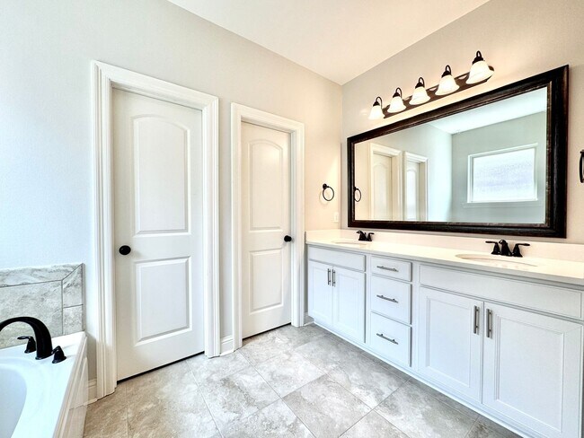 Building Photo - 3 Bedroom House Near LSU in Lake Villas