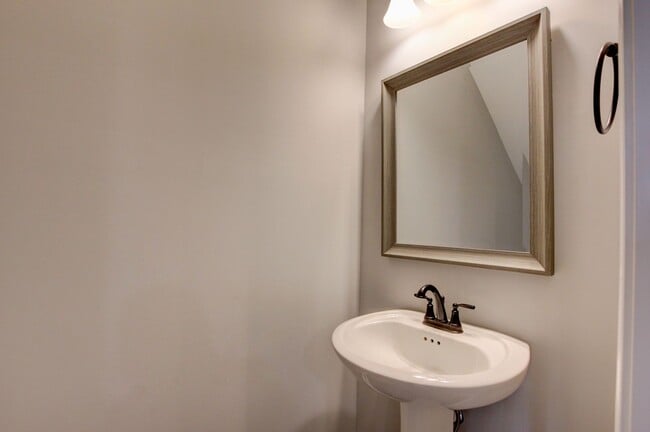 Building Photo - Sharp 4 bedroom HUGE house off exit 1 of I 24