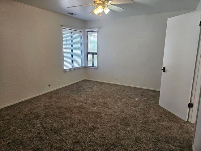 Building Photo - Spacious 4/2 with in-law suite and a pool!