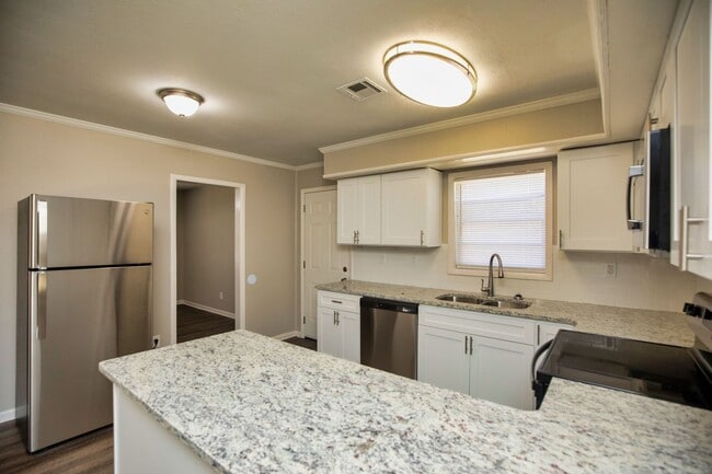 Building Photo - ** 4 Bed 2 Bath Located in Prattville ** C...