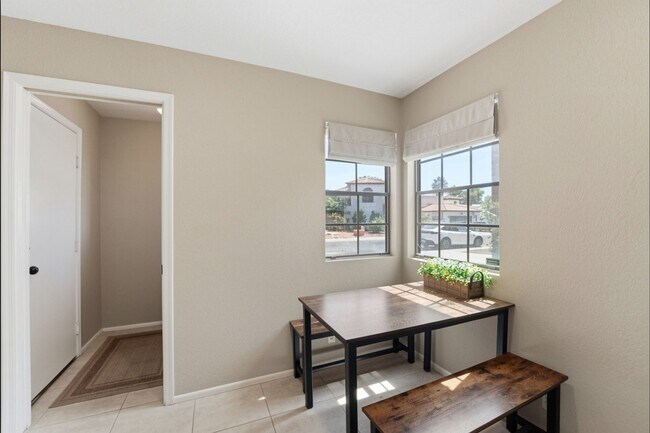 Building Photo - Move-in-ready home available furnished or unfurnished to suit your lifestyle!!