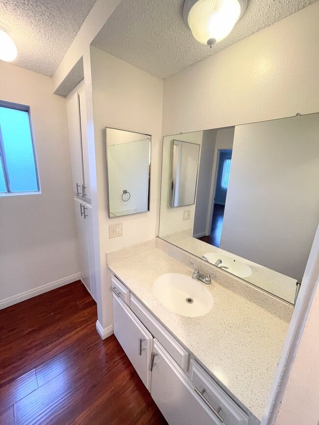 Building Photo - LARGE 1bd/1ba in NoHo WITH Parking!