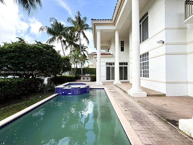 Building Photo - 996 Sanibel Dr