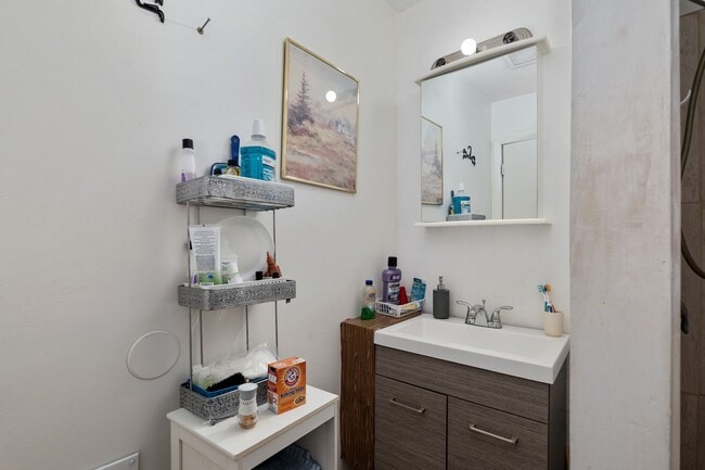 Building Photo - Beautiful 4/3 home With Attached Mother In...