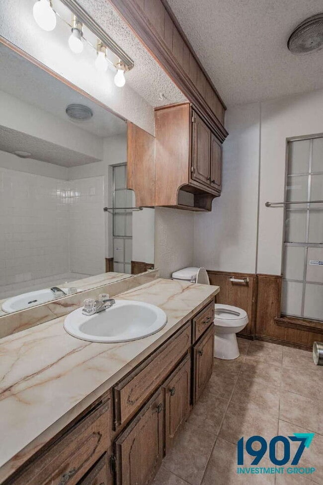 Building Photo - SPECIAL OFFER! Move In Now & Get 50% Off Your First Month's Rent!  Spacious 5-Bedroom Home in OKC...