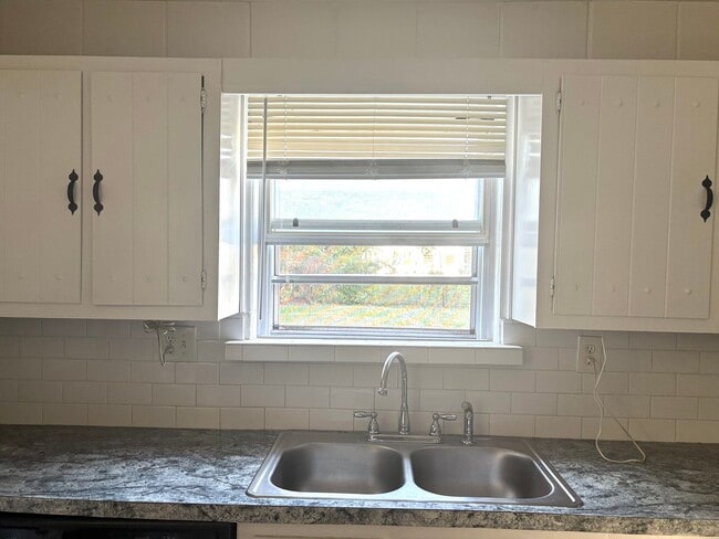 Building Photo - Beautiful Cozy 2 bedroom home