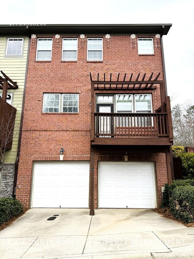 Building Photo - Spacious Townhome in Gated Community — Fre...