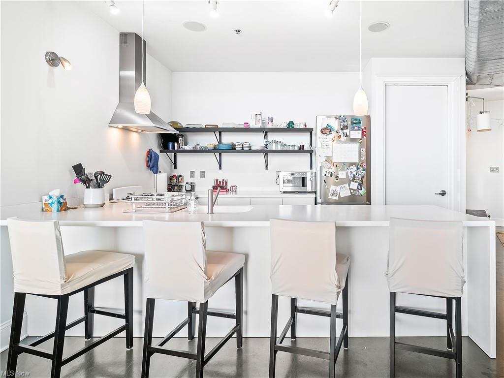 Kitchen - 701 W Lakeside Ave